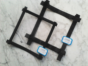 Easy-Lay Geogrid Corrosion-Resistant Geogrid for Landfill Liner & Retaining Wall Construction