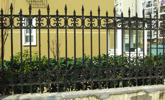 Vintage Style Wrought Iron Guardrail, Durable Garden Fence for Flower Bed Border & Balcony Railing