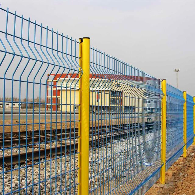 Wildlife-Proof Peach-Shaped Post Guardrail, Tall Metal Fence for Rural Yard & Forest Edge Scenic Spot