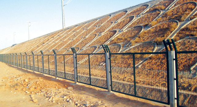 Low-Maintenance Railway Fence Net, Corrosion-Proof Mesh Fence for Desert Railway & Extreme Temperature Zones