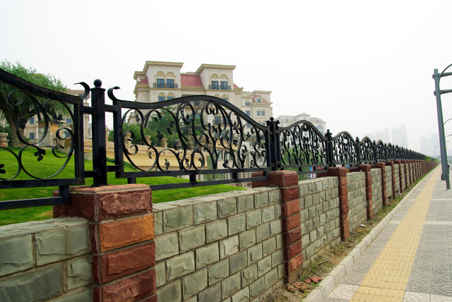 Custom Wrought Iron Fence Artistic Pattern Anti-Rust Fence for High-End Residential & Courtyard Landscaping